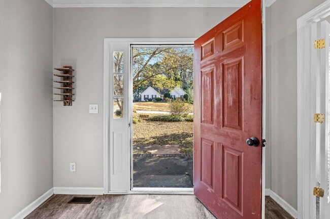 Building Photo - Three Bedroom Rental directly next to Arnall Middle School