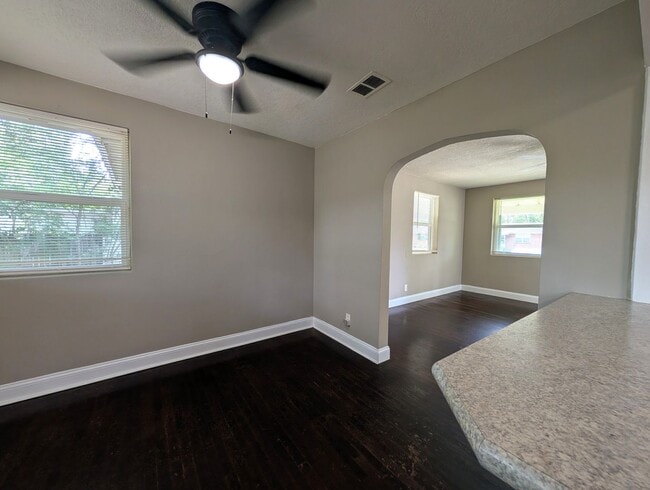 Building Photo - AVAILABLE NOW!! 3/1 Updated and Ready for a move-in!