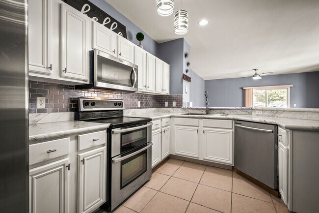 Building Photo - End unit townhome in The Cottages at Oakleaf Plantation
