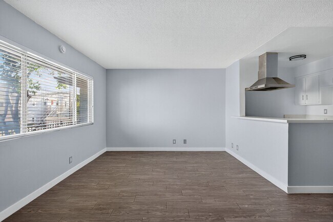 Interior Photo - 1121 Daisy Avenue