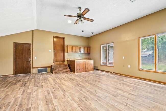 Building Photo - 4Bed/2Bath Available!