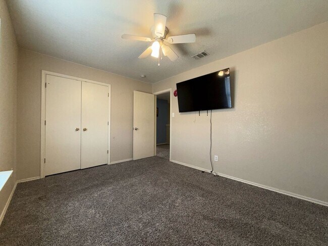 Building Photo - 8162 Heights Valley