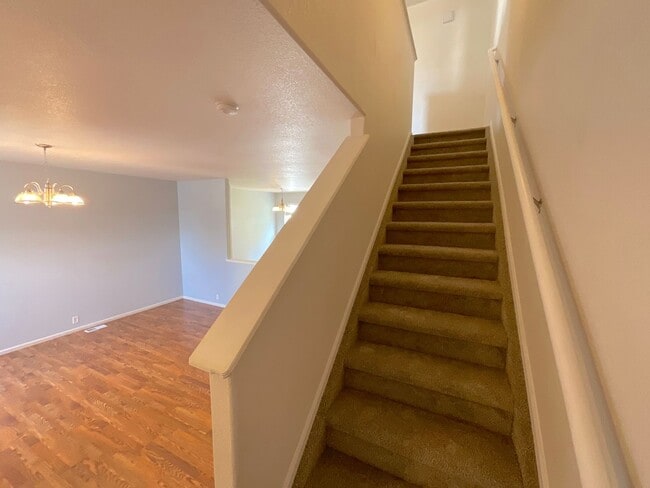 Building Photo - 2 Bedroom Townhome Available Near S Circle...