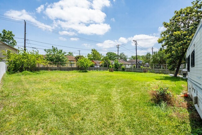 Building Photo - 2311 Lee St