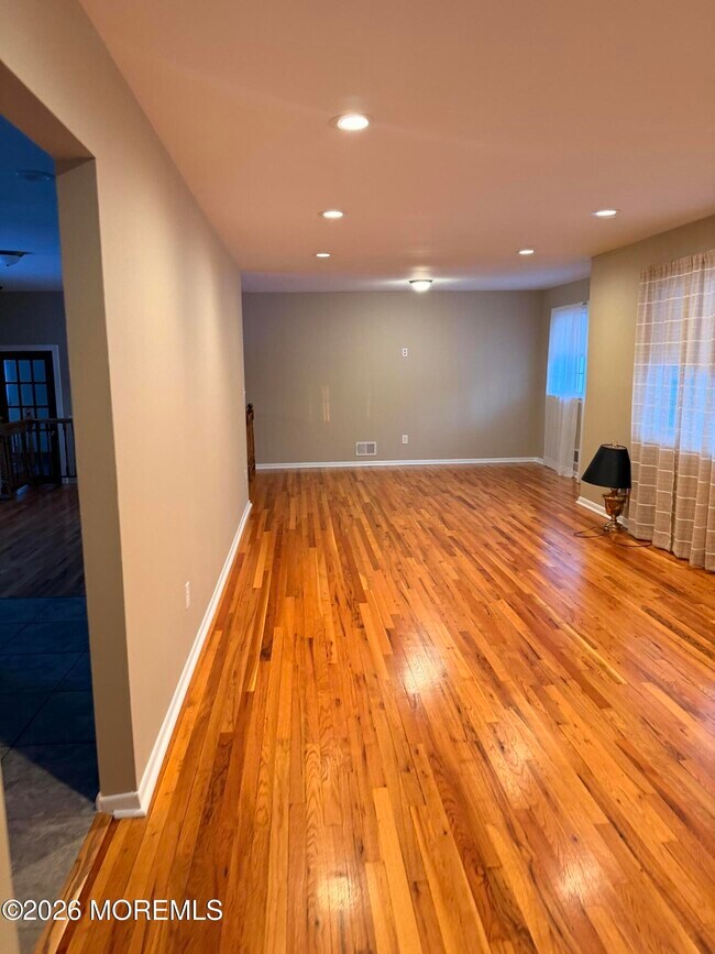 Building Photo - 340 Suburban Dr