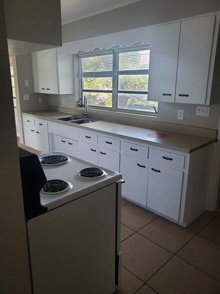 Kitchen - 916 E Lime St