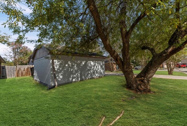 Building Photo - 2808 Pinewood Dr