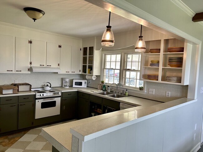 Building Photo - Quaint Swansboro Ranch Home