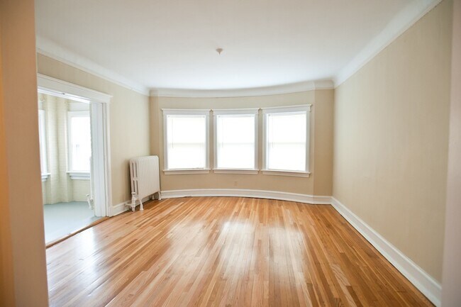 Building Photo - $2025-Huge 3 Bd/1 Ba with Heat **HALF OFF ...