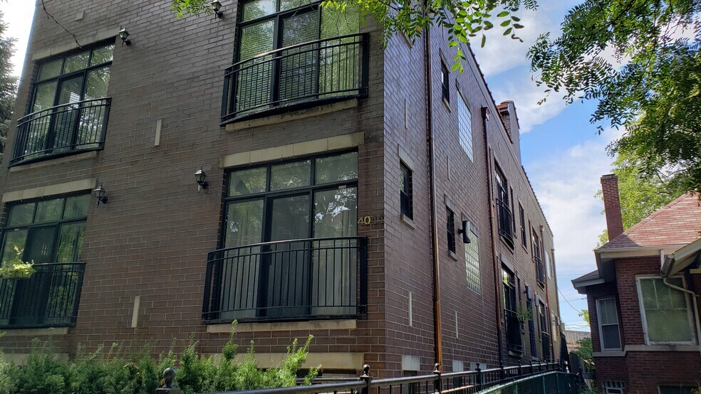 Building exterior - 4044 N Kedvale Ave