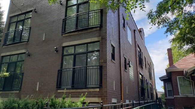 Building Photo - 4044 N Kedvale Ave