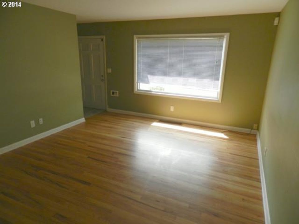 Walls have been painted since photo. - 9003 SE Stephens St