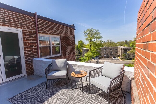 429 C503 Balcony - 429 Apartments