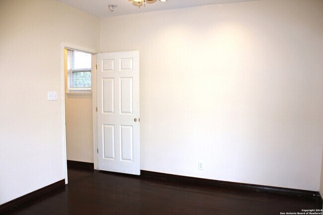 Building Photo - 810 E Ashby Pl