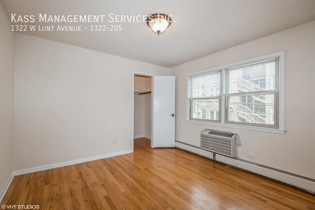 Building Photo - 1322 W Lunt Ave