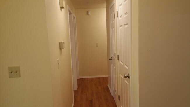 Building Photo - Beautiful 3 Bedroom, 2 bathroom House in Great Quiet Neighborhood.