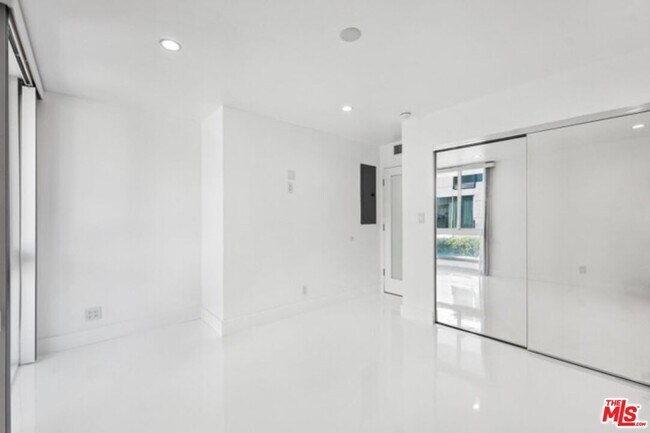 Building Photo - 2419 Ocean Front Walk