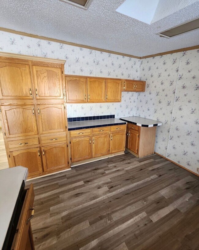 Building Photo - 3 Bed 2 Bath