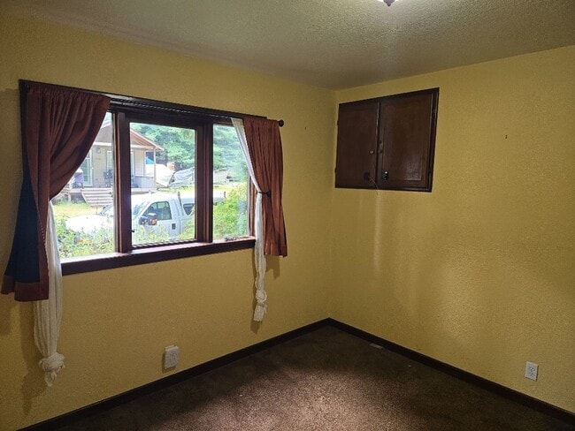 Building Photo - Pet Friendly! Redwood views! 3-bedroom hom...