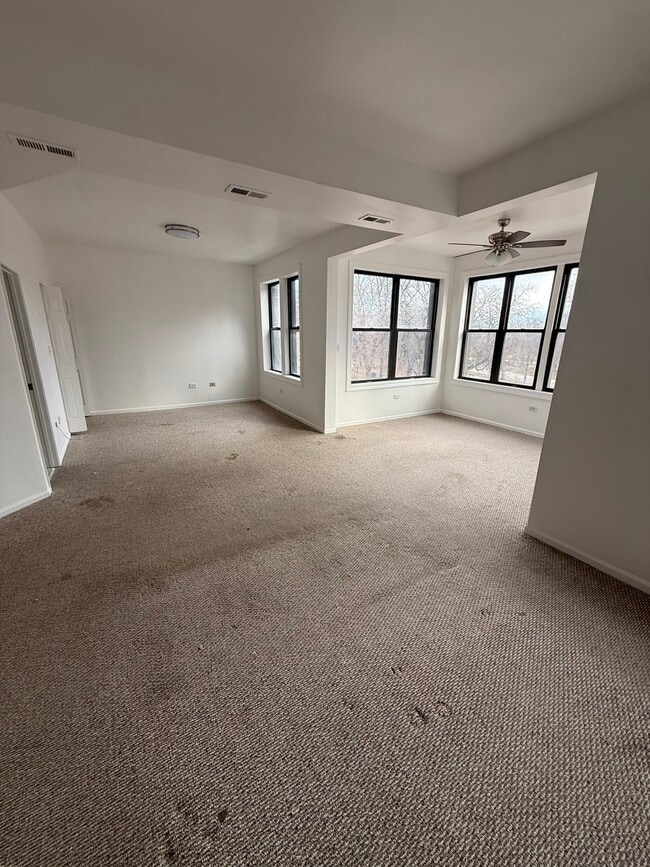 Building Photo - 5726 S King Dr