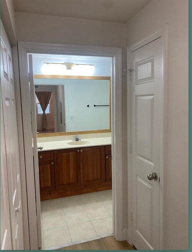 Building Photo - 533 NE 3rd Ave