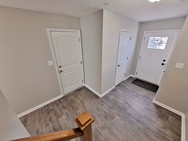 Building Photo - 3 Bed / 2-1/2 Bath  Single Family Town Home w/Attached1 Car Garage