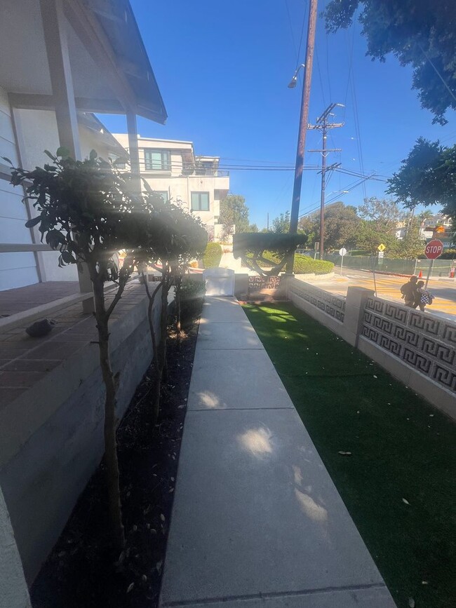 Building Photo - Charming Duplex in Hermosa Beach