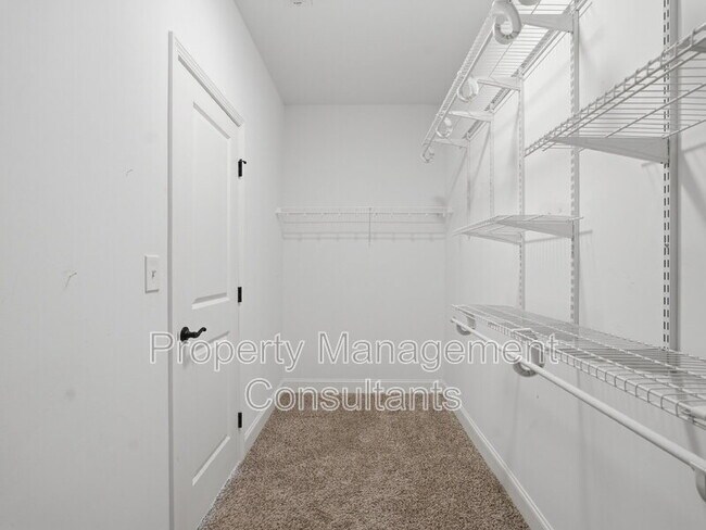 Building Photo - 14735 Commonwealth Dr