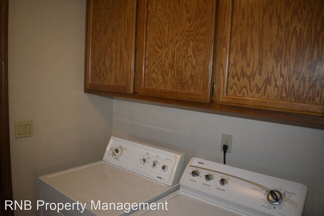 Building Photo - 3 br, 3 bath House - 5616 Bluffs Drive