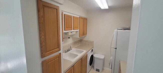 Building Photo - Furnished or Unfurnished 1 Bed Steps from Mad Beach