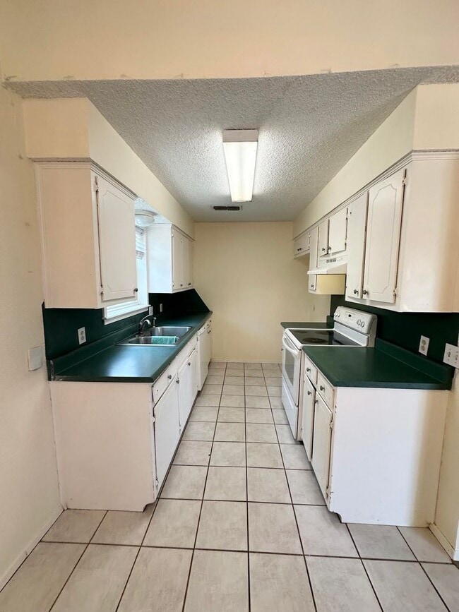 Building Photo - 3 Bedroom 2 Bathroom For Rent