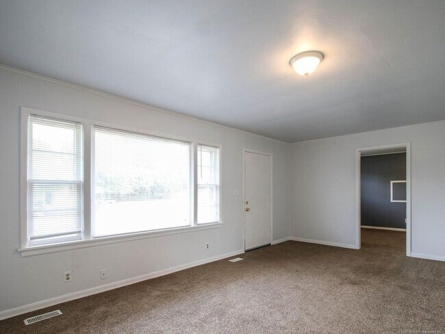 Building Photo - Available Now! 3 Bed / Bath & Large Backyard! Price drop!