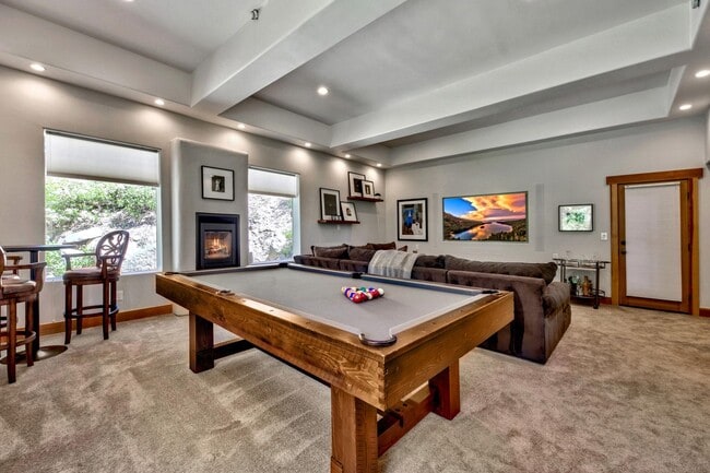 Building Photo - Gorgeous Lakeview! Pet Friendly w a Garage & AC!