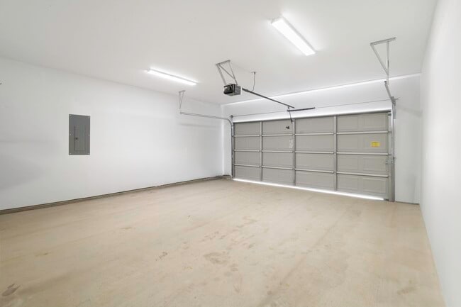 Building Photo - 611 Bridgeview Dr