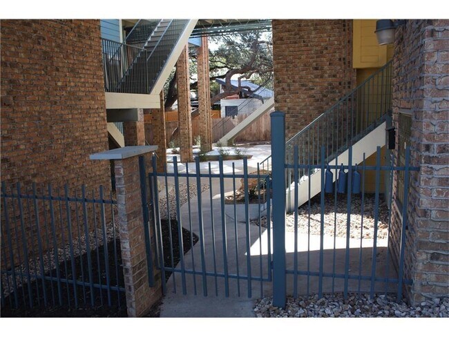 Building Photo - 513 S Park Dr