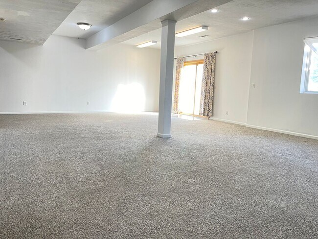 Building Photo - Northwest Omaha Gem: 2,700 Sq Ft, 3-Bedroom, Walk-Out Finished Basement, Fenced Yard, 3-Car Garag...