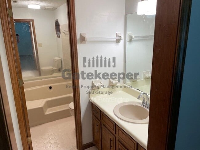 Building Photo - 100 Sandown Dr