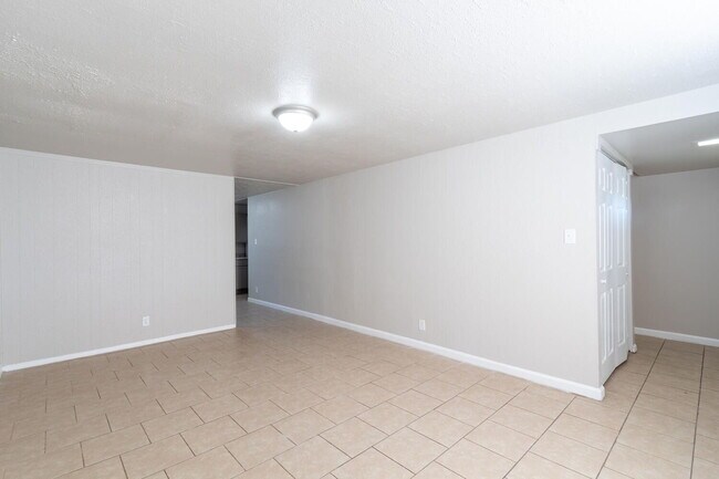 Building Photo - WEST SIDE 3 BEDROOM/ 1.5 BATH HOME AVAILABLE NOW!