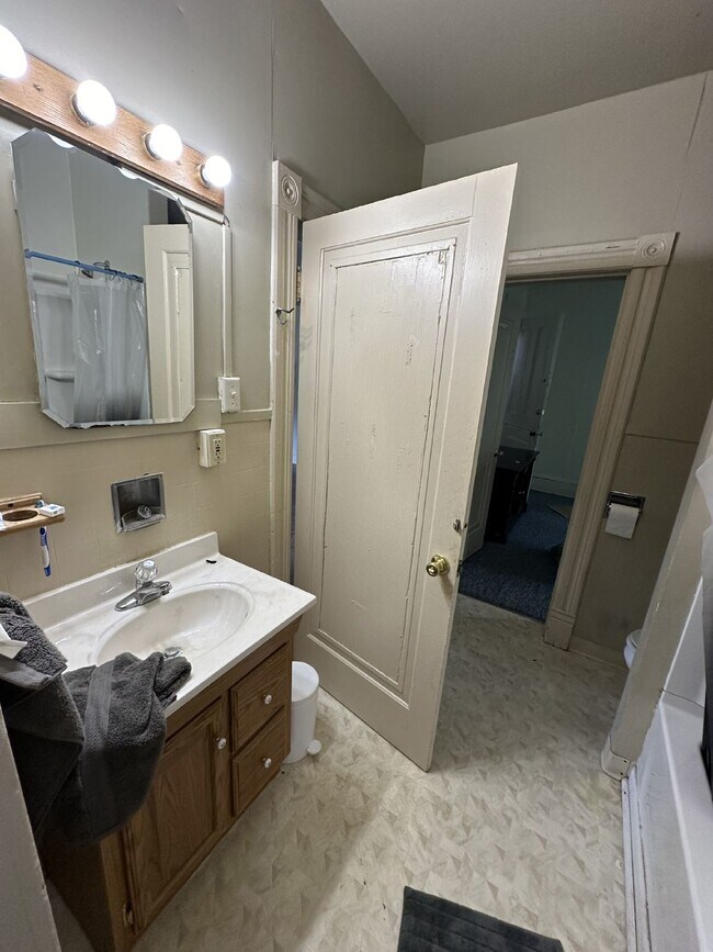 Building Photo - Great 6 bed 3 bath not far from UWEC! Available June 1st