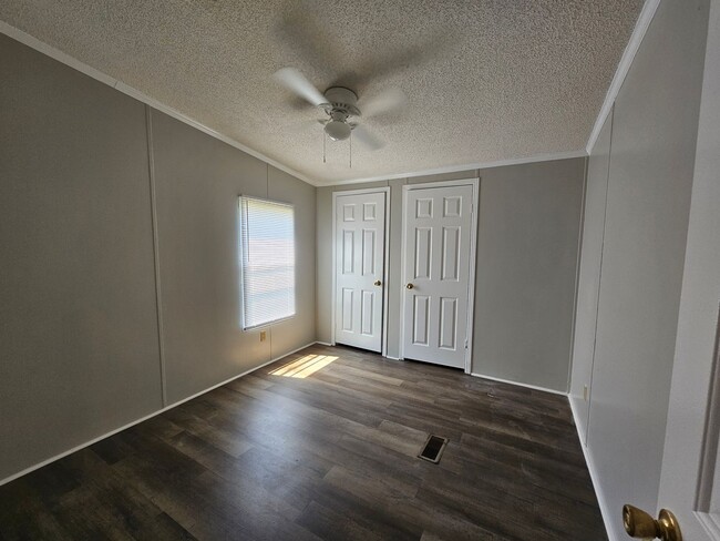 Building Photo - NEW LISTING!!!!!