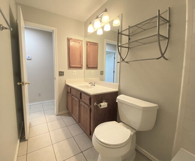 Building Photo - 3Bed/2Bath in Mcallen TX Now Available ( T...
