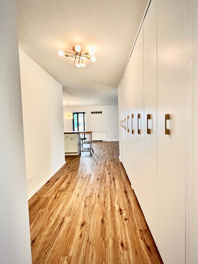 Building Photo - Newly Renovated 2bd/2ba Dwtn Condo!