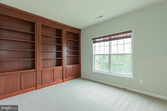 Building Photo - 305 Lewisburg Ln