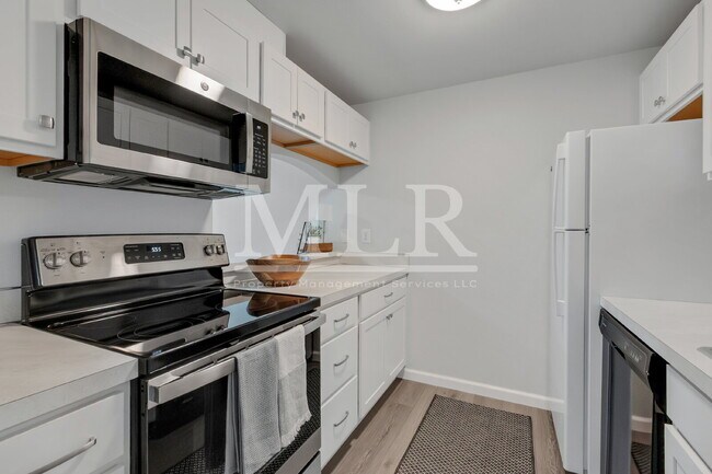 Building Photo - 1700 Lake Park Dr SW