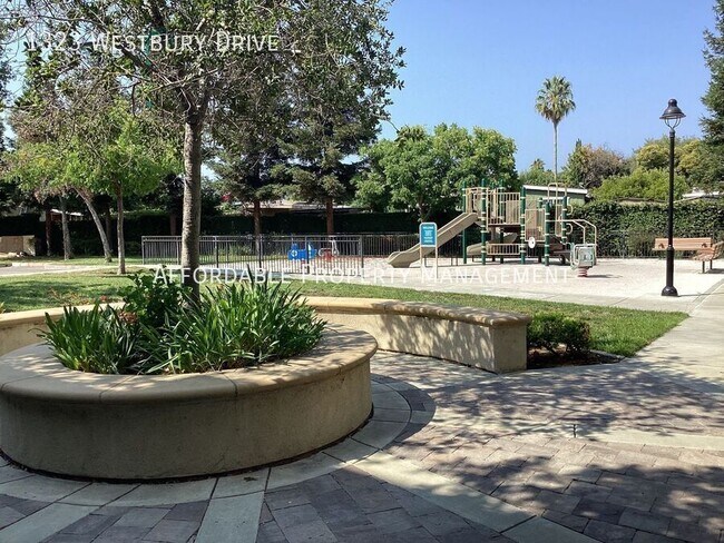 Building Photo - 1323 Westbury Dr