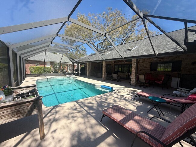 Building Photo - Beautiful 3 bedroom 2.5 bathroom pool home