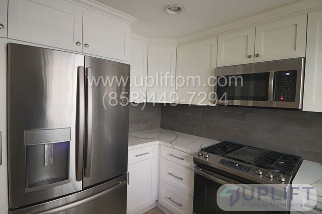 Building Photo - 2 Bed, 2.5 Bath condo w/ parking & pool!