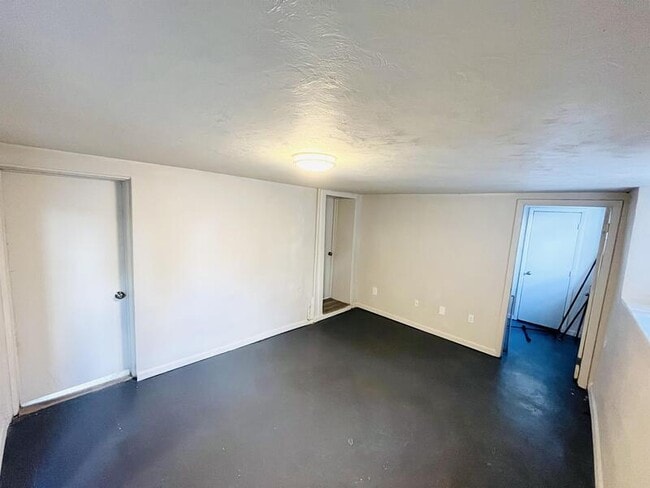 Building Photo - 1401 S W Temple St