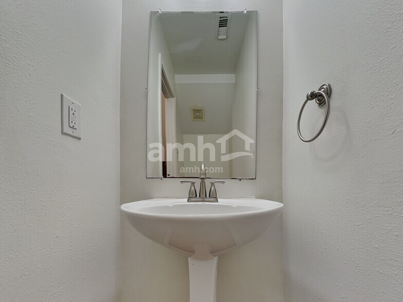 Building Photo - 15923 Mission Glen Dr