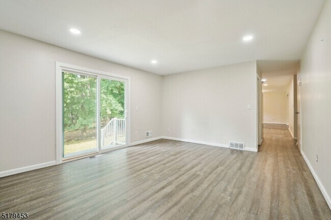 Building Photo - 4 Fern Ct